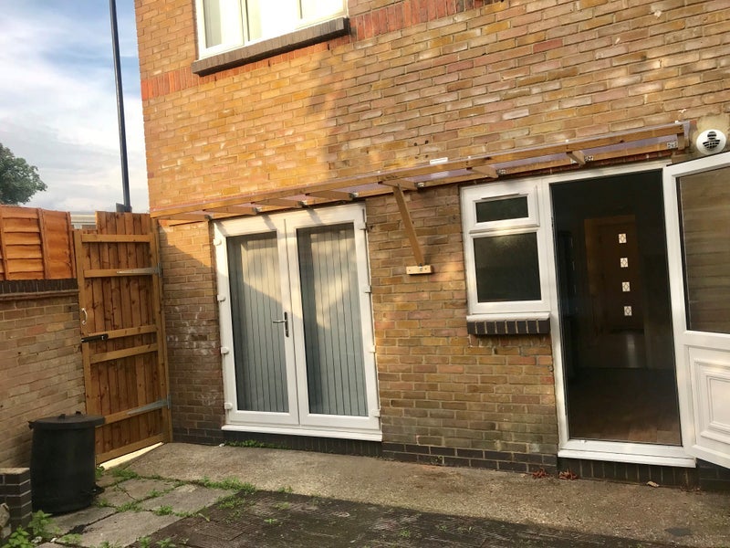 Room Mills Grove in Greater London