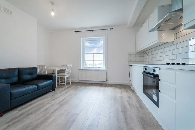 Flat Finchley Road in Greater London