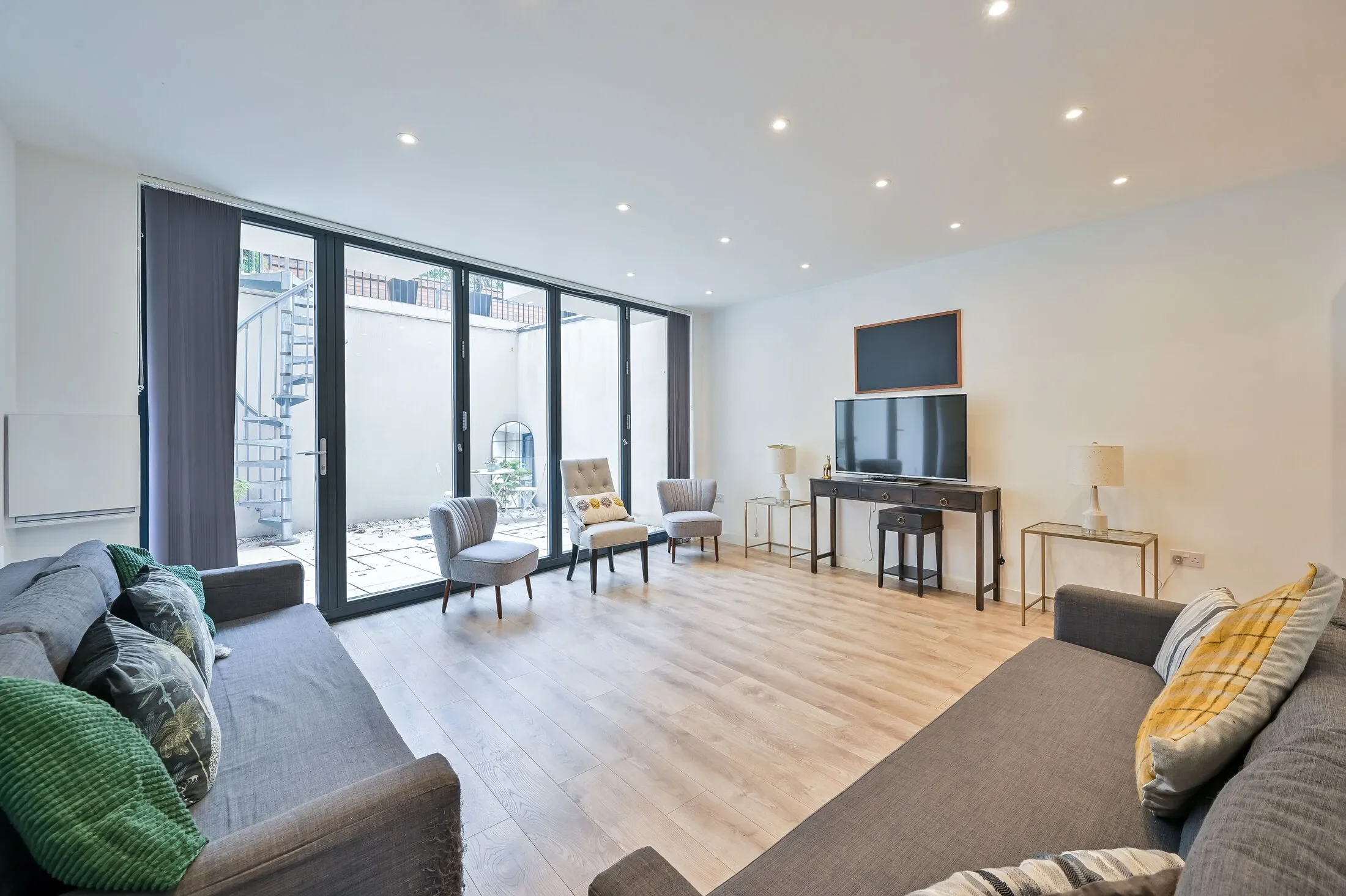Flat Grange Road in Greater London