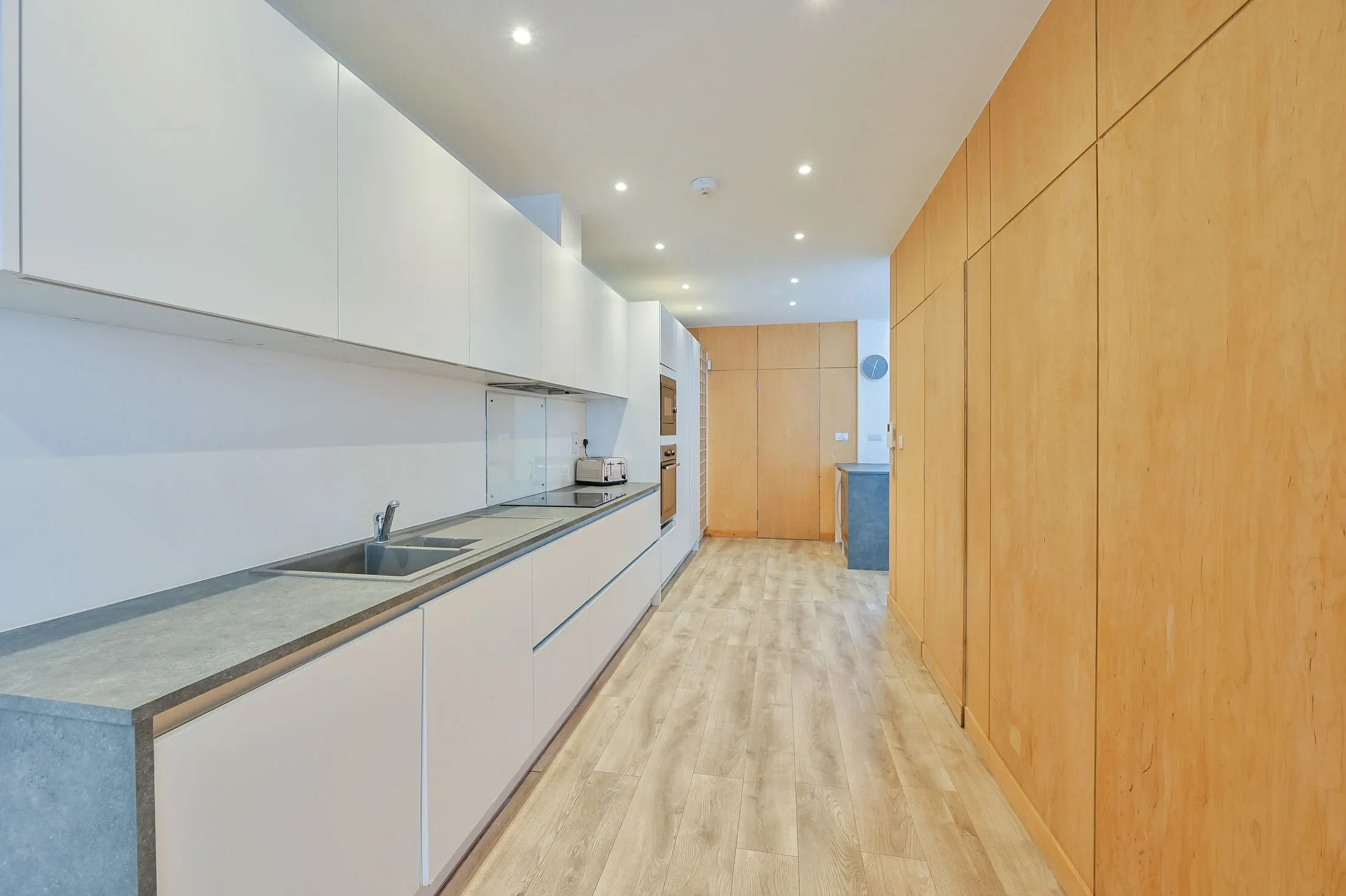 Flat Grange Road in Greater London