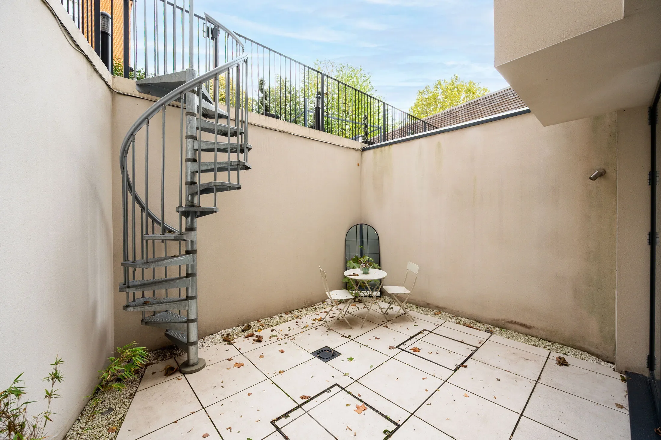 Flat Grange Road in Greater London