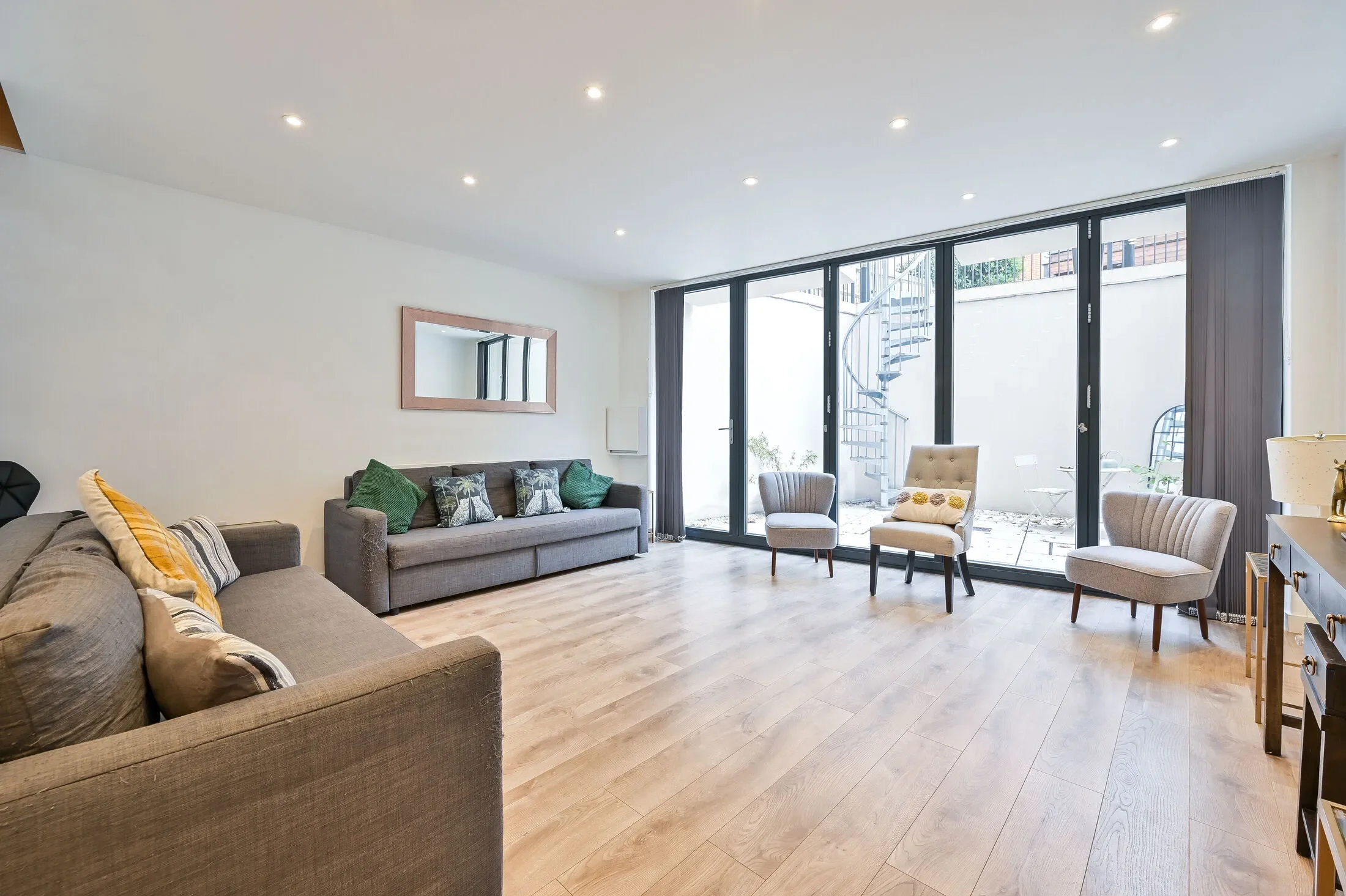 Flat Grange Road in Greater London