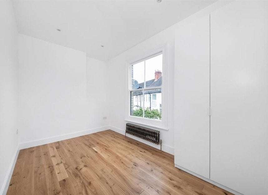 Flat Aspinall Road in Greater London