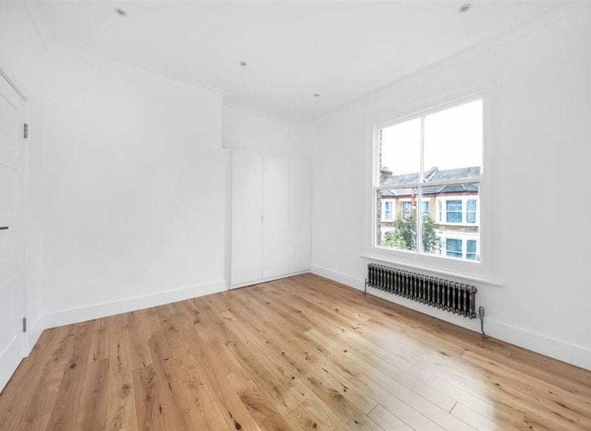 Flat Aspinall Road in Greater London