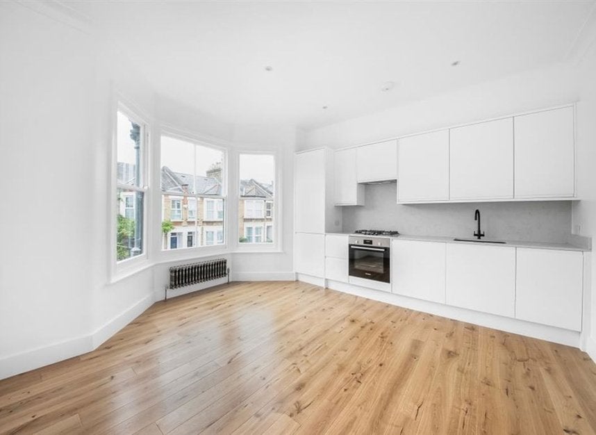 Flat Aspinall Road in Greater London
