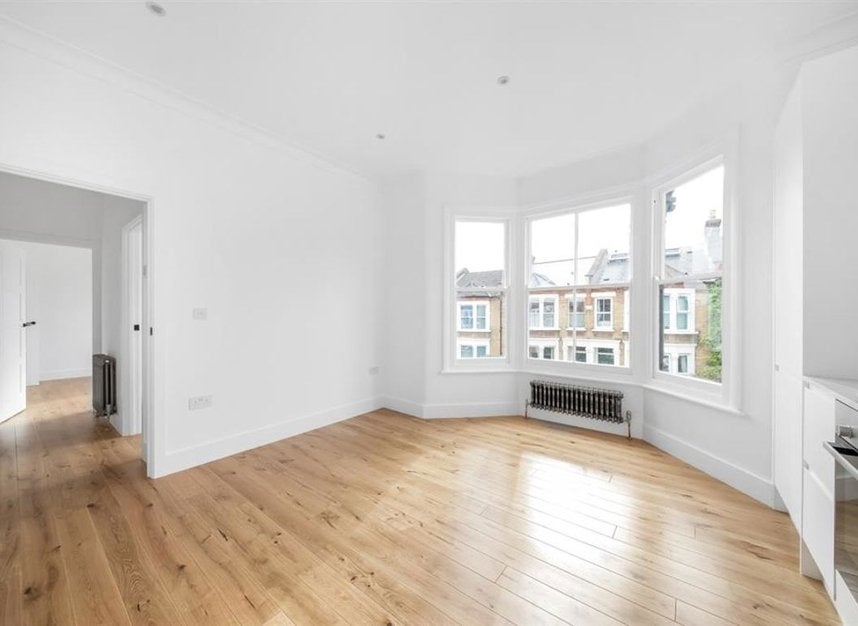 Flat Aspinall Road in Greater London