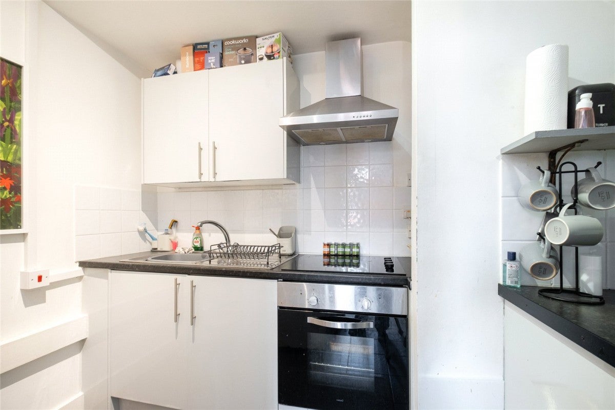 Flat Pinfold Road in Greater London