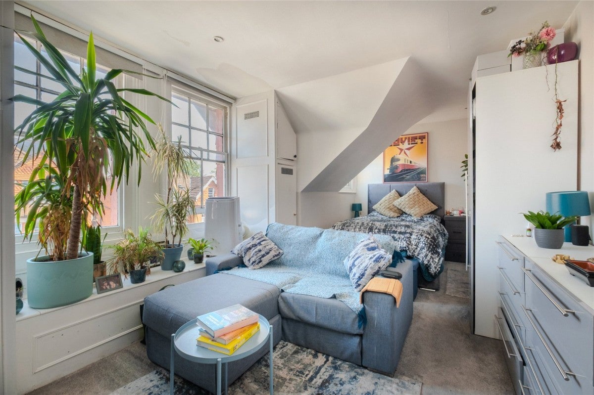 Flat Pinfold Road in Greater London
