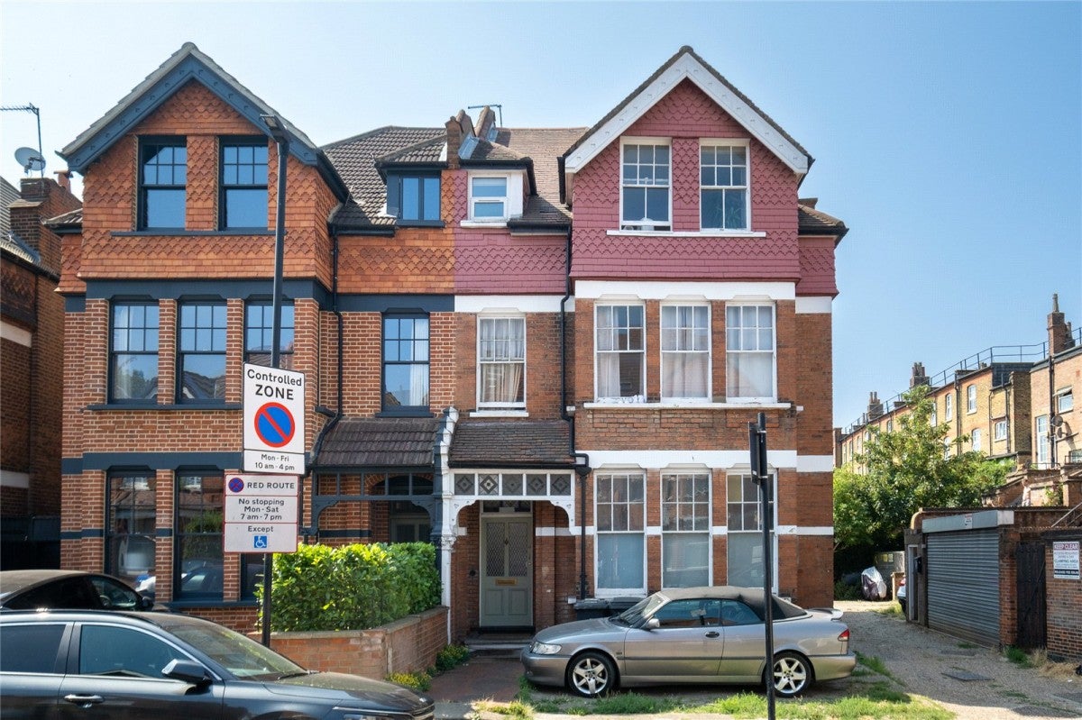 Flat Pinfold Road in Greater London