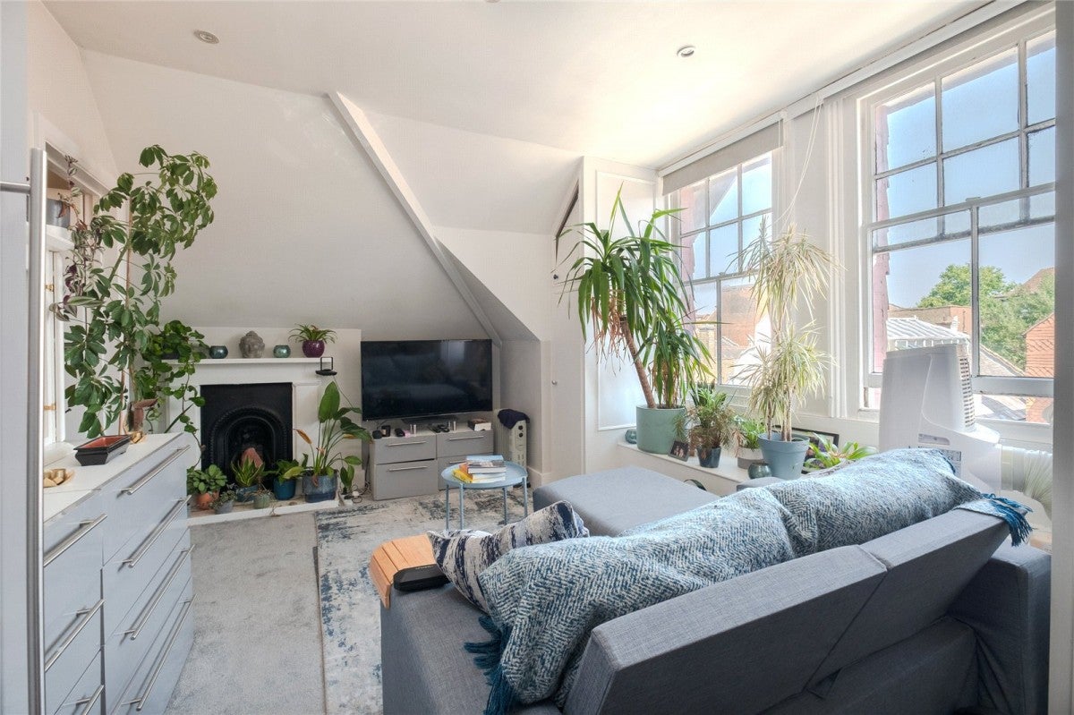 Flat Pinfold Road in Greater London