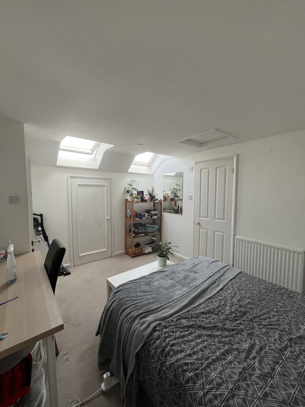 Room Orville Road in Greater London