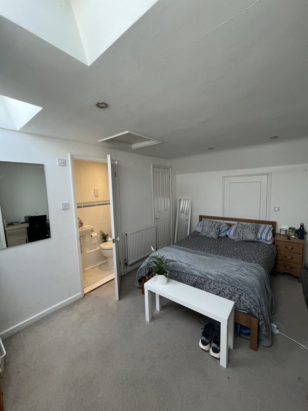 Room Orville Road in Greater London