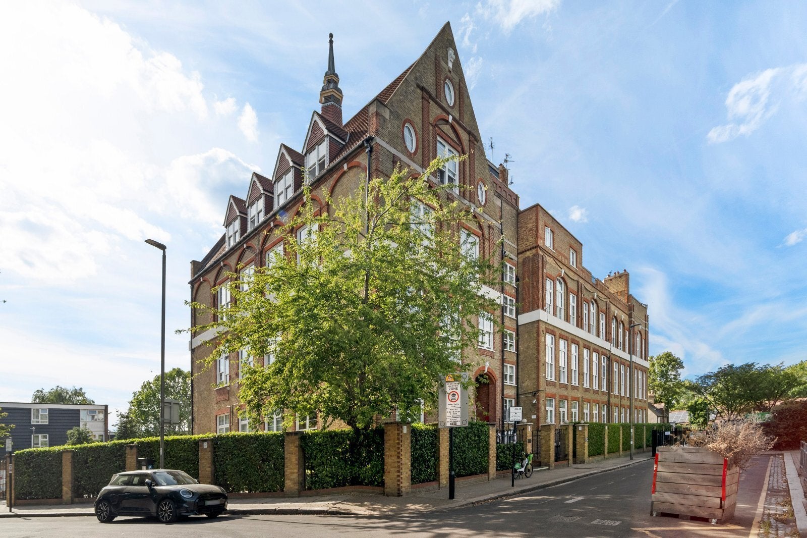 Flat Shillington Old School in Greater London