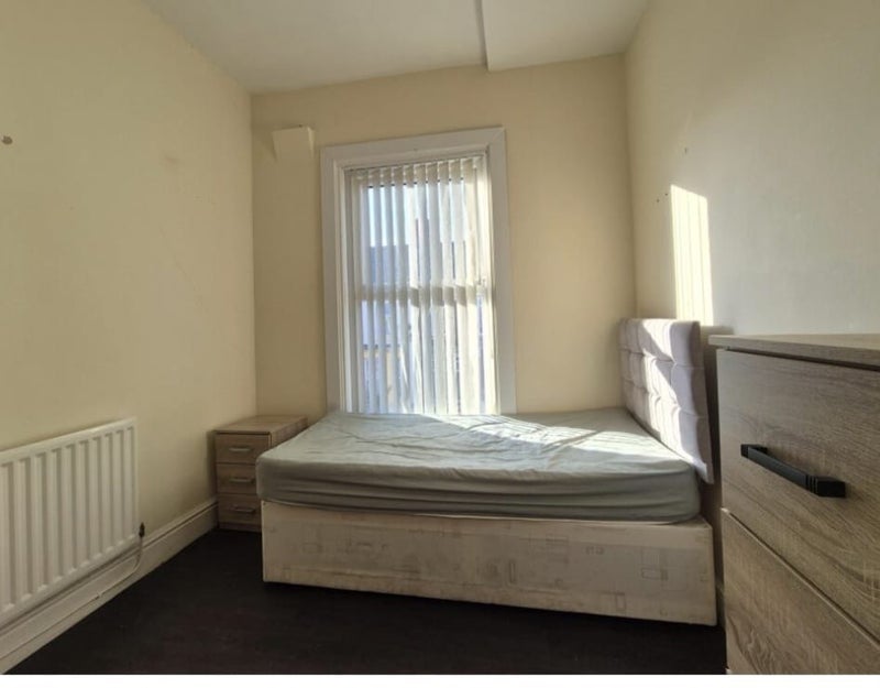 Room Molyneux Road in Liverpool