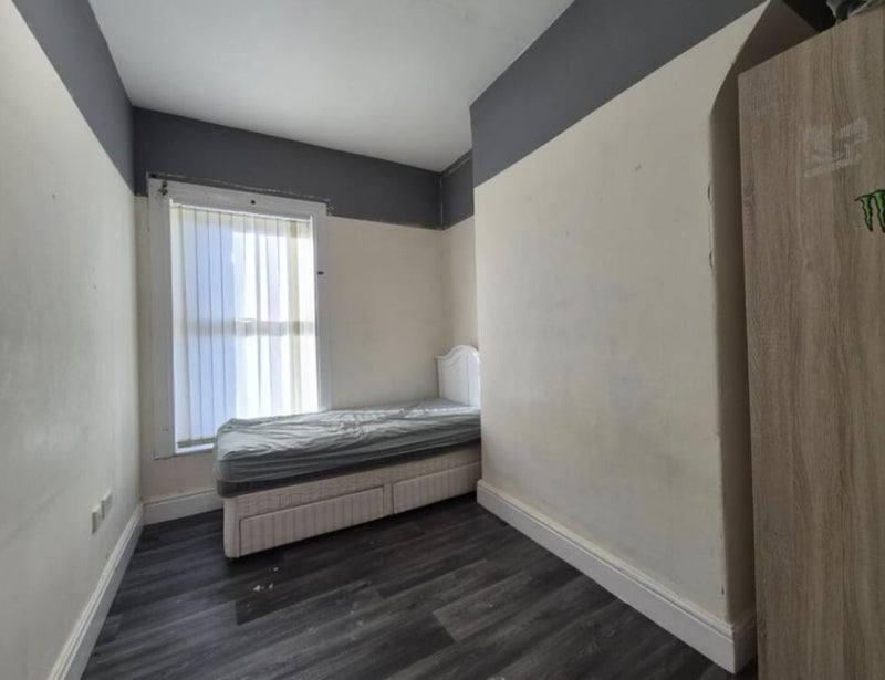 Room Molyneux Road in Liverpool