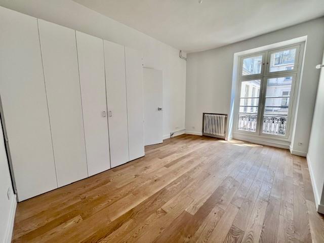 Flat Avenue des Champs-Élysées in Paris