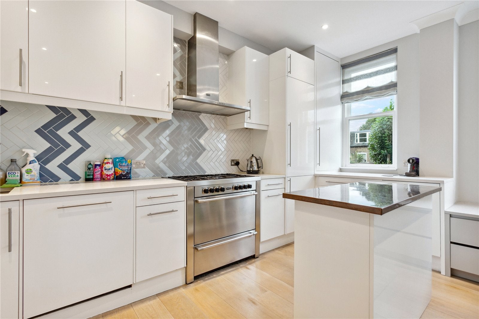 Flat Bassett Road in Greater London