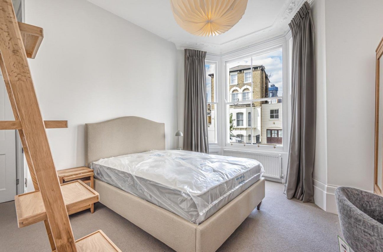 Flat Aldebert Terrace in Greater London