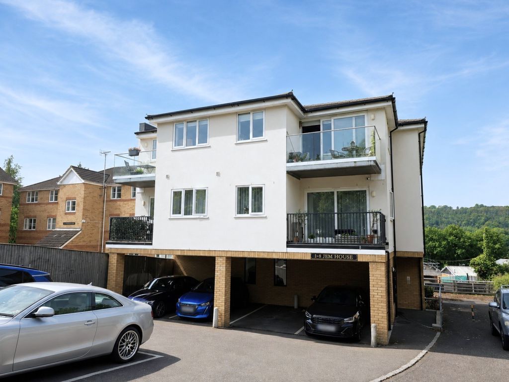 Flat Thornberry Gardens in High Wycombe