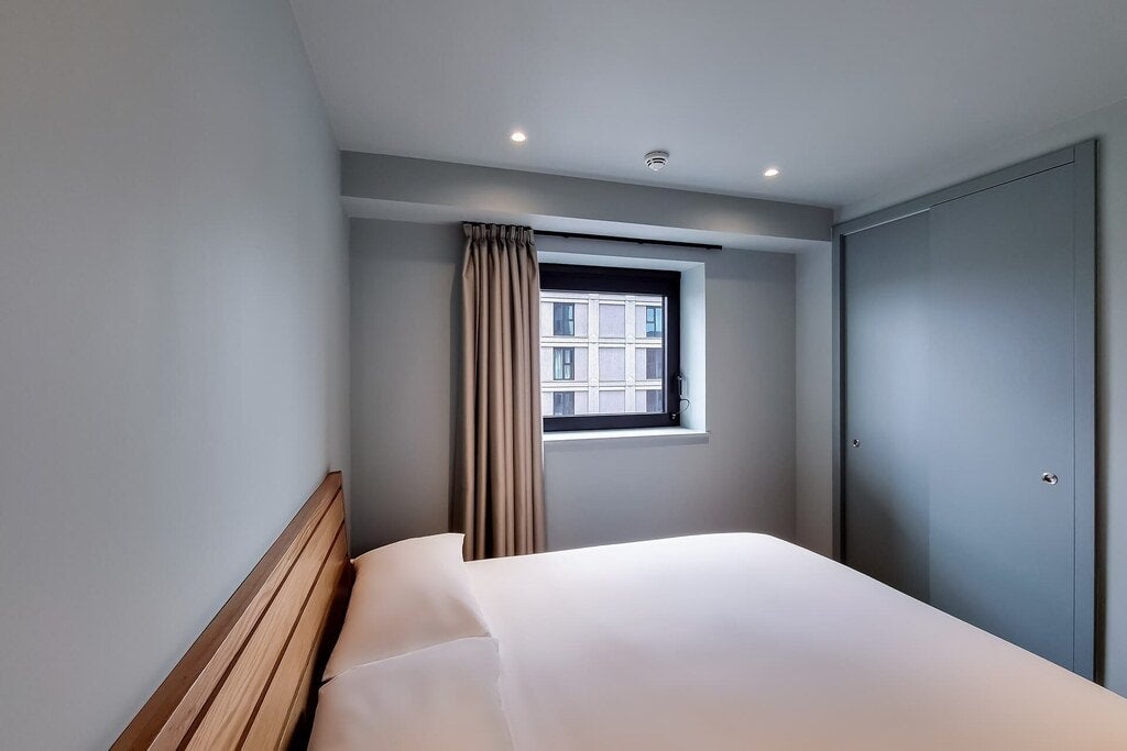 Flat Empire Way in Greater London