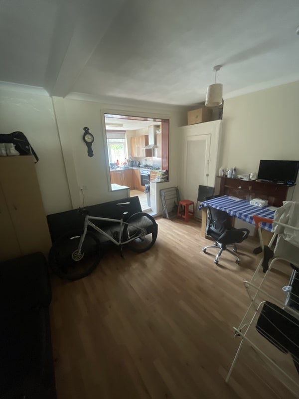 Room Ladysmith Avenue in Greater London