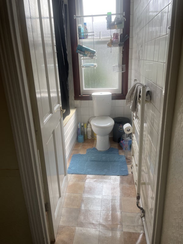 Room Ladysmith Avenue in Greater London