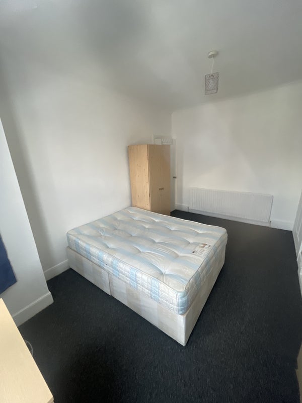 Room Ladysmith Avenue in Greater London