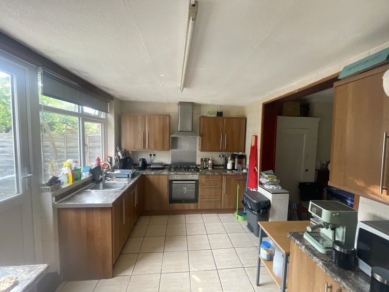 Room Ladysmith Avenue in Greater London