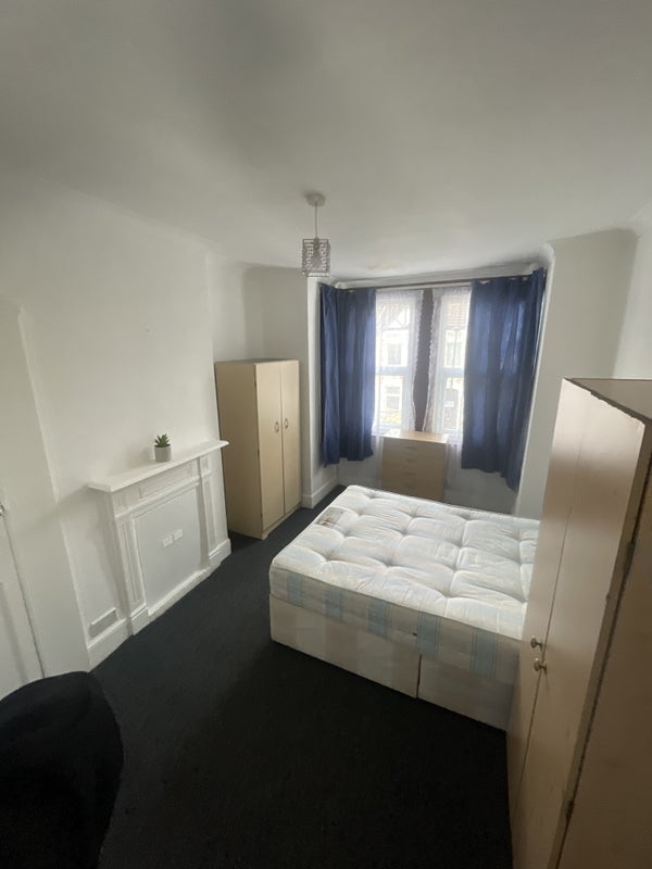 Room Ladysmith Avenue in Greater London