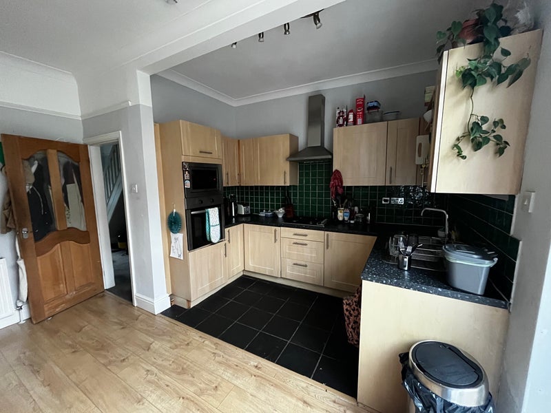 Room Leyland Avenue in Manchester