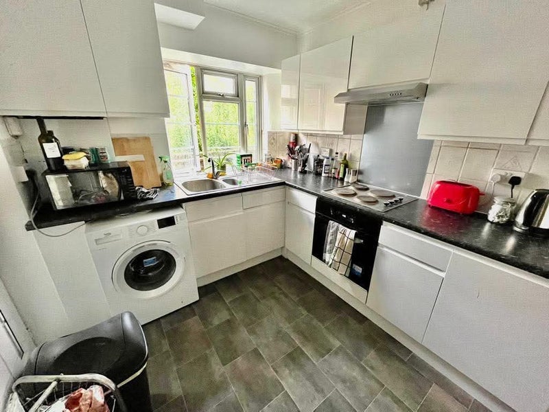 Room Leigham Avenue in Greater London