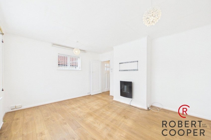 Flat Woodford Crescent in Greater London