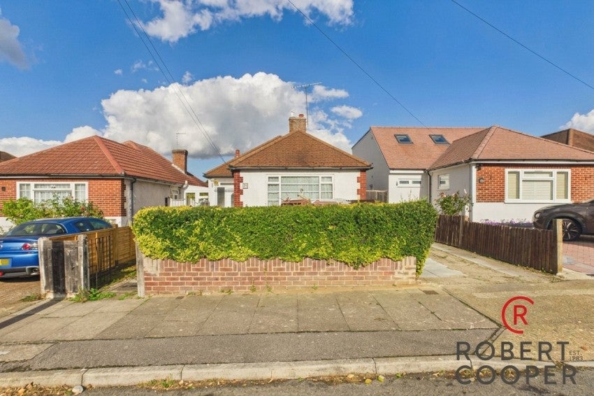 Flat Woodford Crescent in Greater London