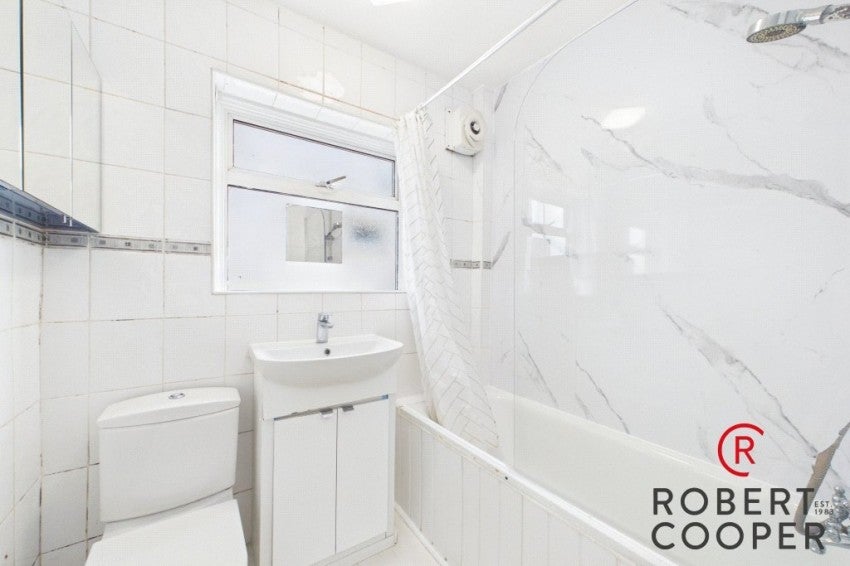 Flat Woodford Crescent in Greater London