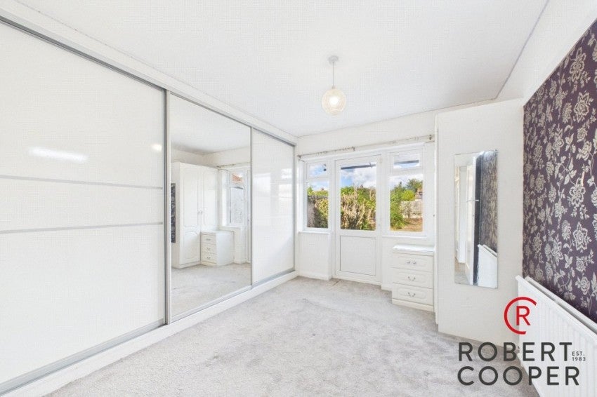 Flat Woodford Crescent in Greater London