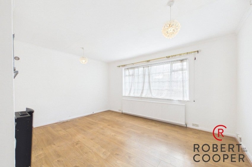 Flat Woodford Crescent in Greater London