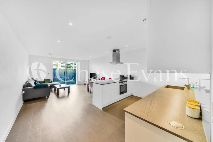Flat Lismore Boulevard in Greater London