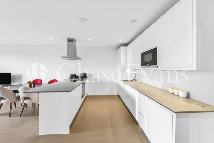 Flat Lismore Boulevard in Greater London