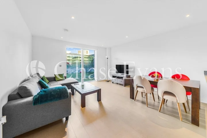 Flat Lismore Boulevard in Greater London