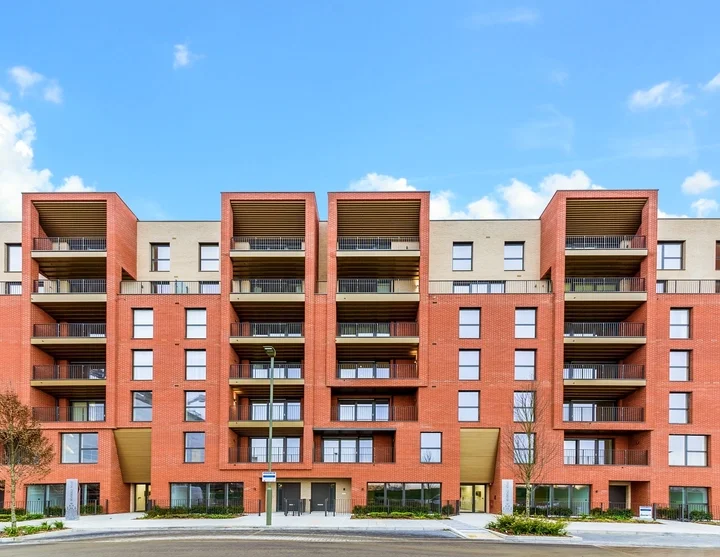 Flat Lismore Boulevard in Greater London