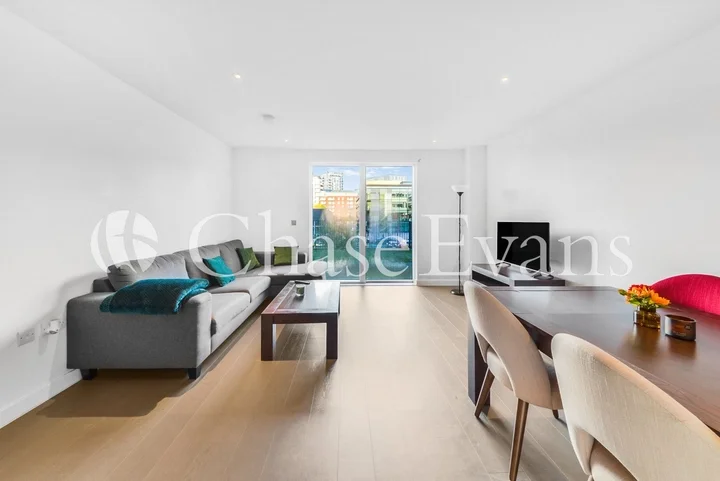 Flat Lismore Boulevard in Greater London