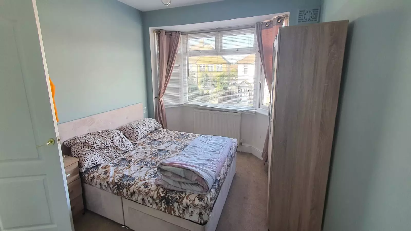 Flat Woodcroft Crescent in Greater London
