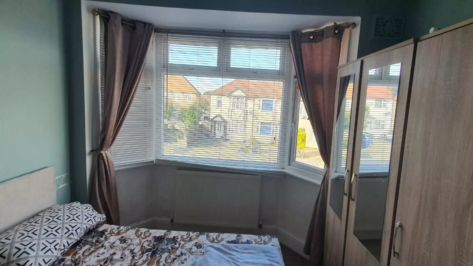 Flat Woodcroft Crescent in Greater London