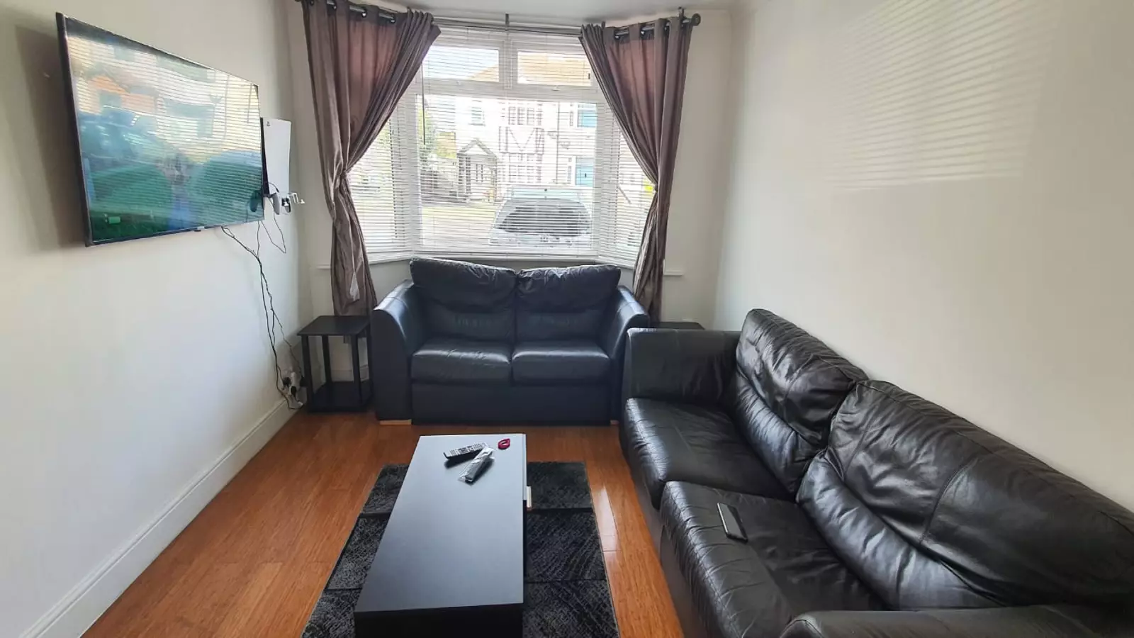 Flat Woodcroft Crescent in Greater London