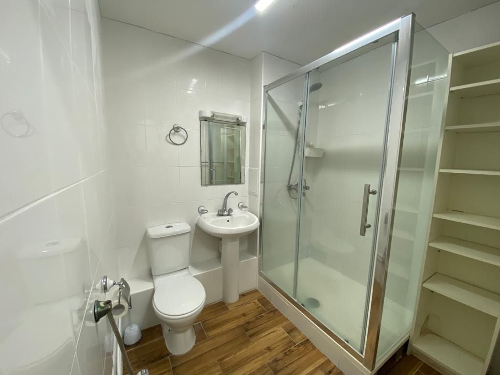 Flat Rookery Way in Greater London