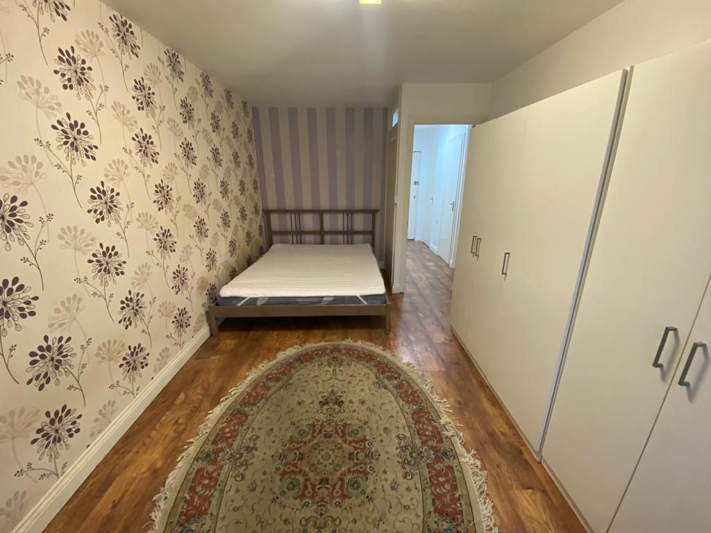 Flat Rookery Way in Greater London
