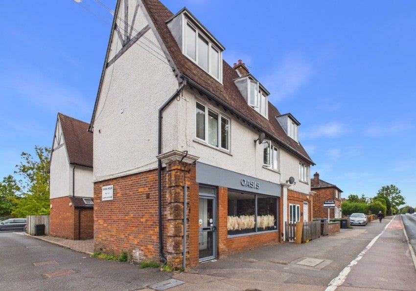 Flat White Lion Road in Amersham