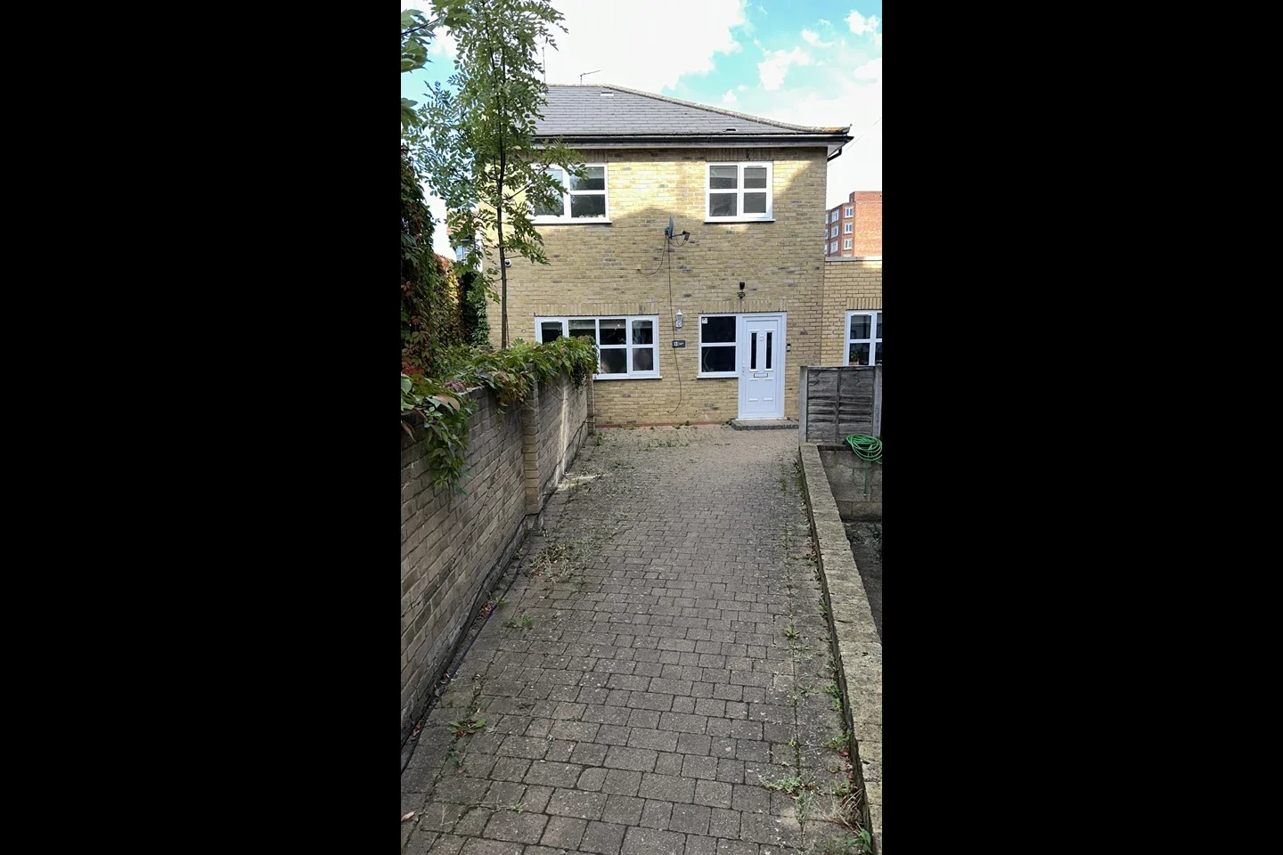 House Stock Orchard Crescent in Greater London