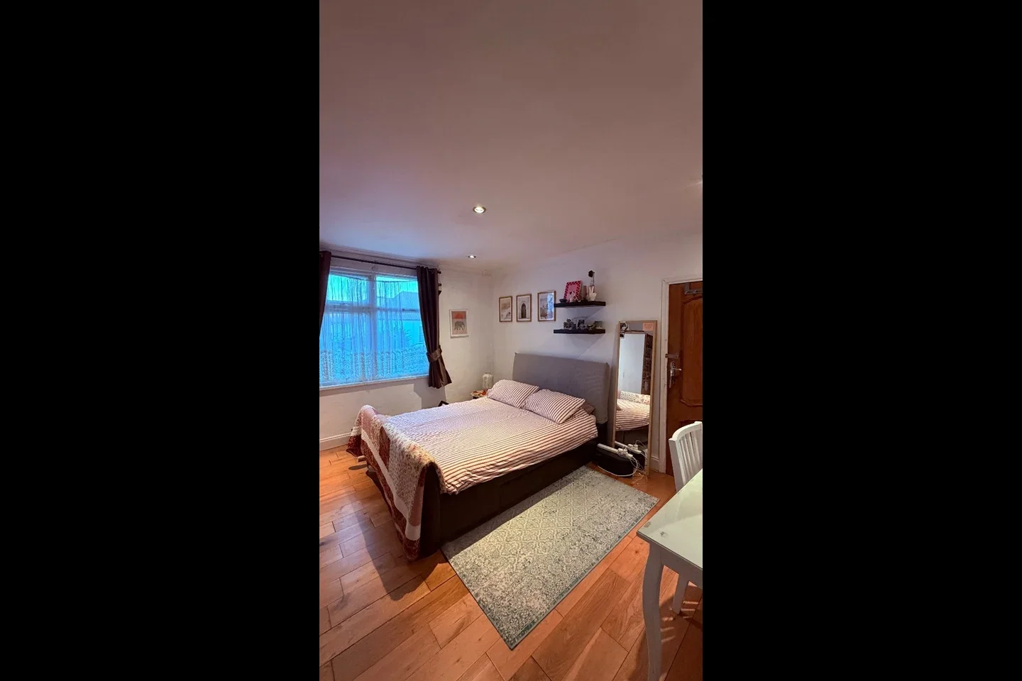 Room Oaklands Avenue in Greater London