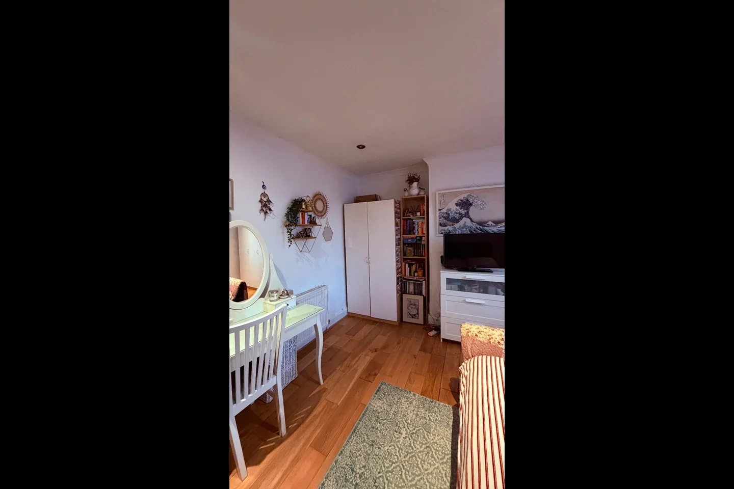 Room Oaklands Avenue in Greater London